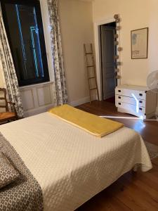 Postel nebo postele na pokoji v ubytování les camélias