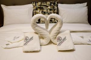 Windhoek Gardens Boutique Hotel tesisinde bir odada yatak veya yataklar