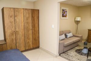 Windhoek Gardens Boutique Hotel tesisinde bir oturma alanı