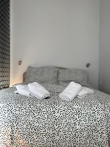 Una cama con dos almohadas blancas encima. en Urbanes Donaujuwel/Stadtnähe, en Viena