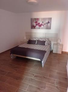 sypialnia z łóżkiem w pokoju w obiekcie Mar y reina w mieście Puerto del Rosario