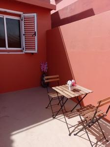 einen Tisch und Stühle vor einem Gebäude in der Unterkunft Mar y reina in Puerto del Rosario