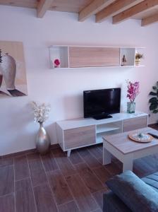 uma sala de estar com uma televisão e uma mesa em Mar y reina em Puerto del Rosario