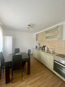 een keuken met een tafel en stoelen en een eetkamer bij Londof Villa with panoramic view in Braşov