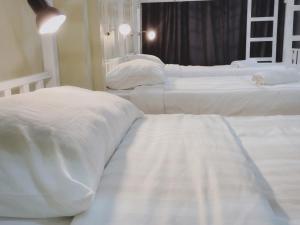 Tempat tidur dalam kamar di Beds Friends Phi Phi Hostel - Party Hostel