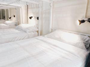 Tempat tidur dalam kamar di Beds Friends Phi Phi Hostel - Party Hostel