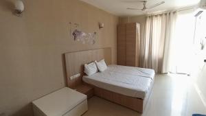 Кровать или кровати в номере Ac Beautiful And Luxurious Omaxe Krishna Bankey bihari ji by Shishamare