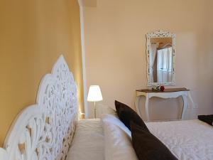 a bedroom with a white bed and a mirror at CASA LA MOLINA in Triquivijate