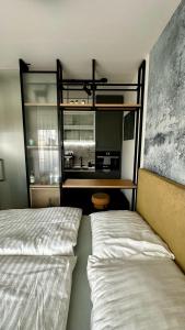 Poschodová posteľ alebo postele v izbe v ubytovaní LUX RADNICA appartment center- free parking