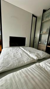 Posteľ alebo postele v izbe v ubytovaní LUX RADNICA appartment center- free parking