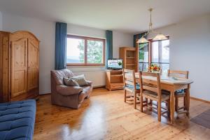 ein Wohnzimmer mit einem Tisch und einem Stuhl in der Unterkunft Urlaubsbauernhof Wabnig in Moosburg