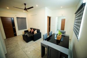 sala de estar con sofá y mesa en Shams al Imarat, en Palakkad