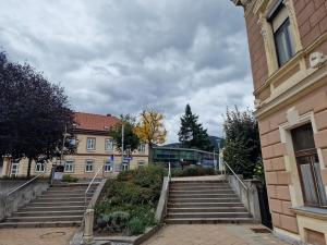 una rampa di scale che porta a un edificio di Gudzevic Ferien Unterkünfte A - 5 a Gloggnitz