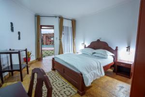 1 dormitorio con cama, mesa y espejo en Sprunger Avenue - tulia homes, en Moshi