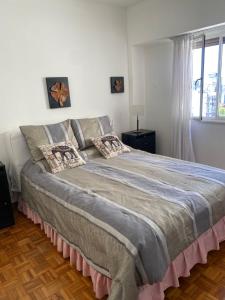 uma cama grande num quarto com uma janela em Palermo Hollywood em Buenos Aires