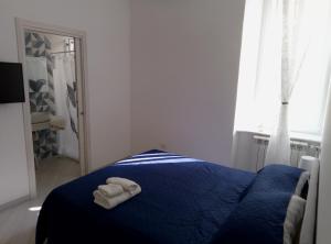 a bedroom with two folded towels on a bed at Rooms add e criatur in Naples +4 photos