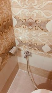 バラナシにあるTandon Lodgeのバスルーム(シャワー、トイレ付)