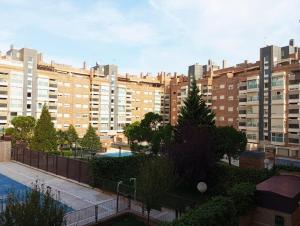 een uitzicht op een groot appartementencomplex met gebouwen bij Madrid Las Tablas apartments in Madrid