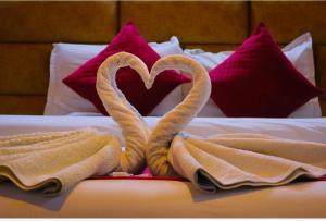 Uma cama ou camas num quarto em Hotel Hilltop At Mall Road Manali With Open Terrace