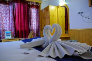 Uma cama ou camas num quarto em Hotel Hilltop At Mall Road Manali With Open Terrace