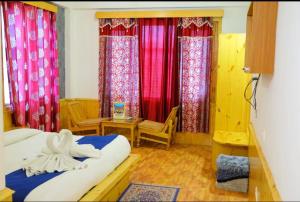 Uma cama ou camas num quarto em Hotel Hilltop At Mall Road Manali With Open Terrace