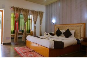 Uma cama ou camas num quarto em Hotel Hilltop At Mall Road Manali With Open Terrace