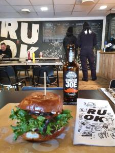 uma sanduíche e uma garrafa de cerveja numa mesa em Ruka Park Base Camp em Ruka