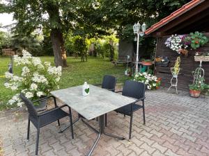 een tafel en stoelen op een bakstenen patio bij Gasthaus Kelly in Maagdenburg