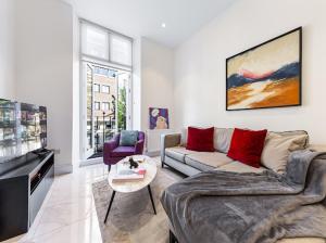 Harley Street Luxury Snug في لندن: غرفة معيشة مع أريكة وطاولة