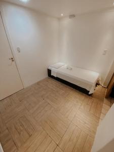 um quarto com uma cama num quarto com piso em madeira em Savanna Suites - Beto Carrero em Penha