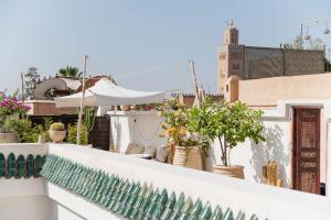 uma vista para uma varanda com uma piscina em Riad La Lumière d'Étoile em Marrakech