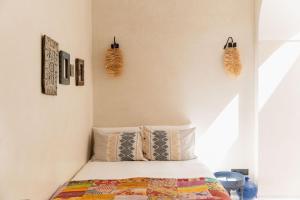 - une chambre avec un lit et des paniers sur le mur dans l'établissement Riad La Lumière d'Étoile, à Marrakech