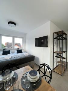 un soggiorno con letto e tavolo da pranzo di BnB Open Apartments Pader-Chill a Paderborn