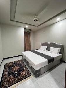 - une chambre avec un grand lit dans l'établissement Northern Suites Bahria town, à Rawalpindi