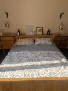 Homestay في القاهرة: سرير في غرفة نوم مع لوح خشبي للرأس