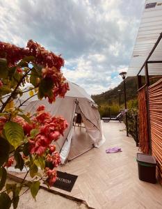 a tent on the deck of a house at GLAMPING EL PARAÍSO in Sasaima