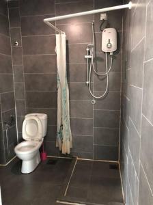 215 Nana’s Homes WiFi, Netflix and FREE Parking في بيتالينغ جايا: حمام مع مرحاض ودش