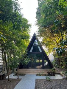 a pyramid house in a garden with trees at Hotel e Cabanas Perau CABANAS in Ametista do Sul