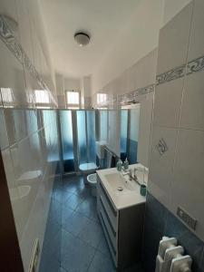 ein Bad mit einem Waschbecken und einem WC in der Unterkunft Casa Gab in Turin