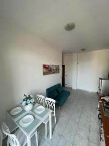 ein Wohnzimmer mit einem Tisch und einem Sofa in der Unterkunft Casa Gab in Turin