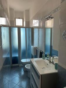 ein Bad mit einem WC und einem Waschbecken in der Unterkunft Casa Gab in Turin