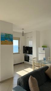 Nhà bếp/bếp nhỏ tại Good Times & Tan Lines Apartment