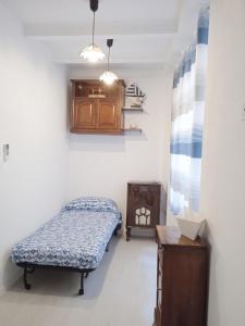 Una habitación con una cama y una mesa dentro. en La casa di Uccia, en Trieste 8 fotos más