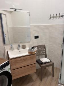 een badkamer met een wastafel en een spiegel bij Gold sand in Cagliari