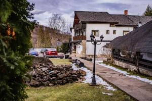 une lumière de rue devant une maison et un tas de rochers dans l'établissement Casa Octavian, à Suceviţa