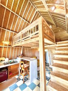 uma cozinha com um beliche numa casa de madeira em Kalamanthana Bali - Nature with Modern Comfort em Selat