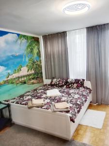 Un dormitorio con una cama con un cuadro en la pared. en 918A Warsaw Center Free Parking TAMARS, en Varsovia