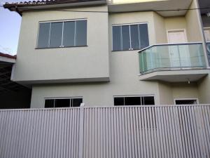 a building with a fence in front of it at Casa Jardim Belvedere VR in Volta Redonda