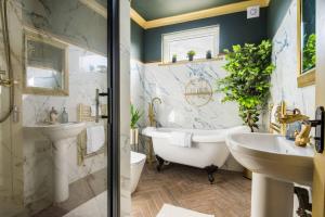 Ένα μπάνιο στο Luxury Versace Sleeps10 HotTub Pool Table SkyTV