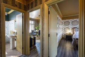 Ένα ή περισσότερα κρεβάτια σε δωμάτιο στο Luxury Versace Sleeps10 HotTub Pool Table SkyTV